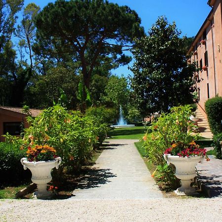 Hotel La Pineta Dei Liberti Lido dei Pini Esterno foto