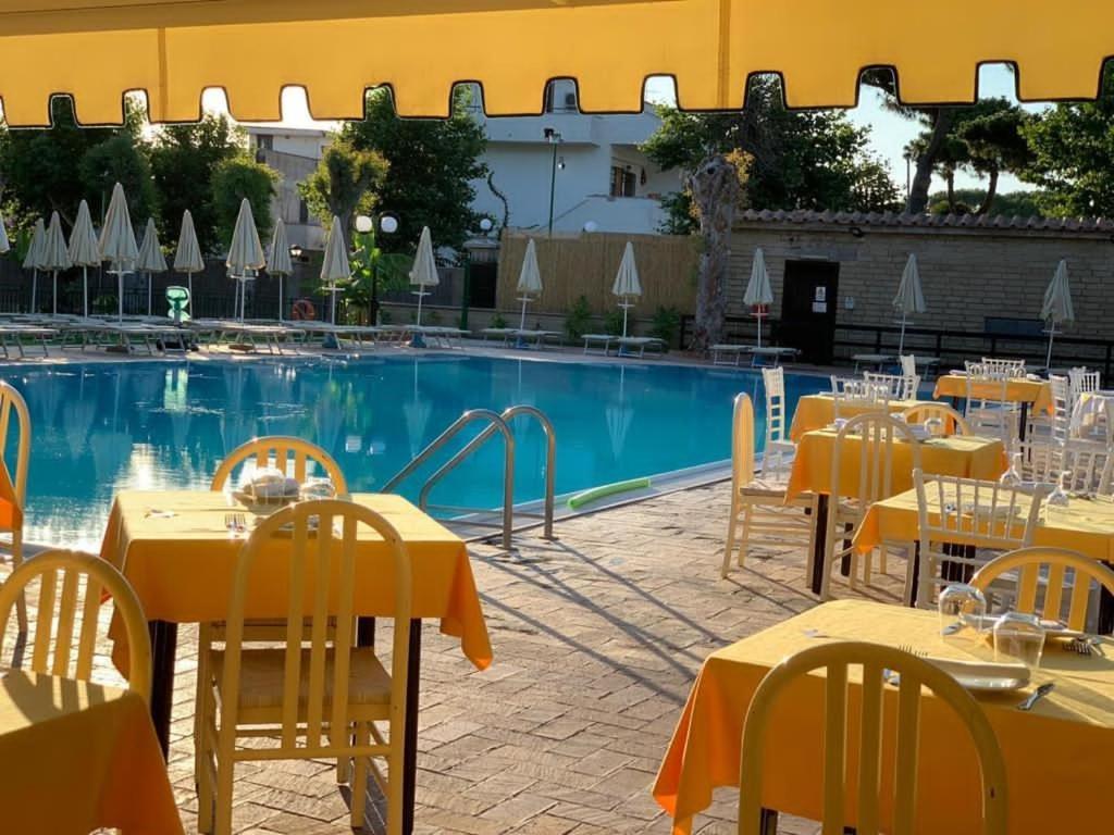 Hotel La Pineta Dei Liberti Lido dei Pini Esterno foto