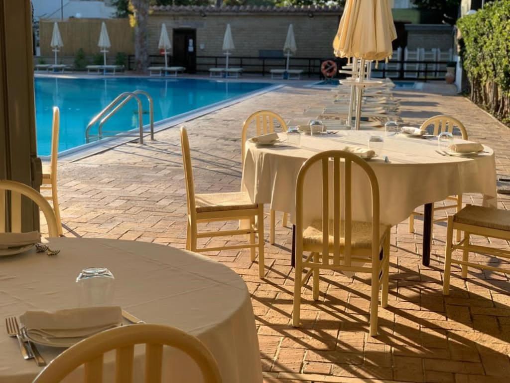 Hotel La Pineta Dei Liberti Lido dei Pini Esterno foto