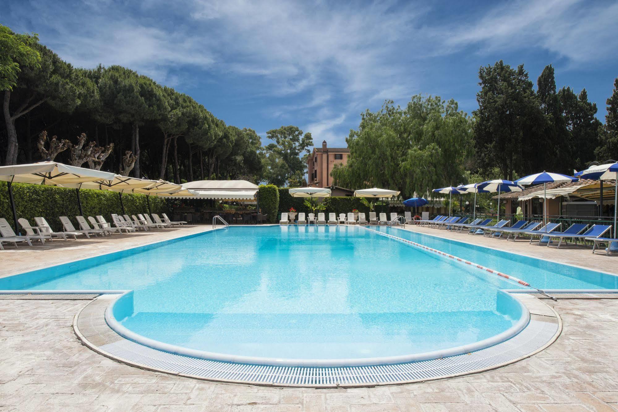 Hotel La Pineta Dei Liberti Lido dei Pini Esterno foto