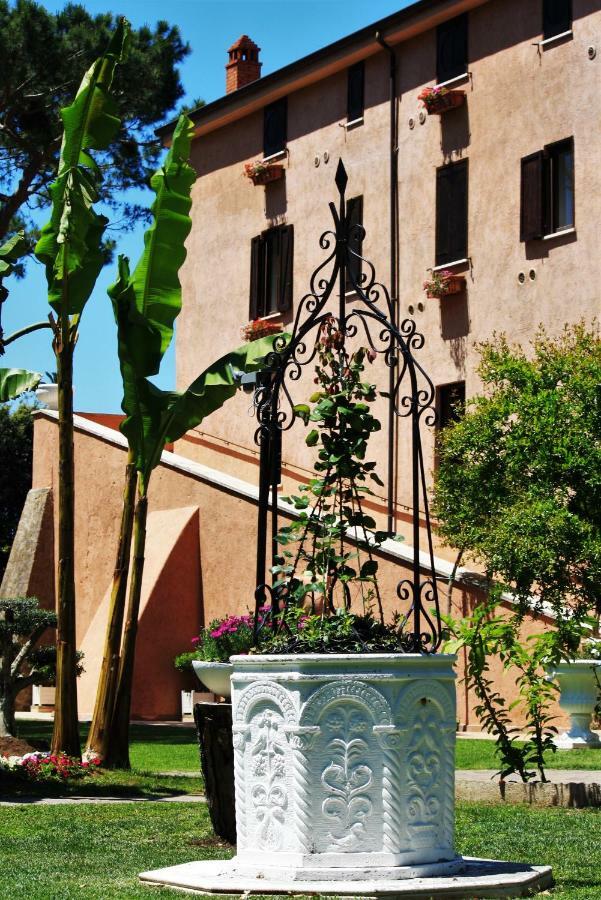 Hotel La Pineta Dei Liberti Lido dei Pini Esterno foto