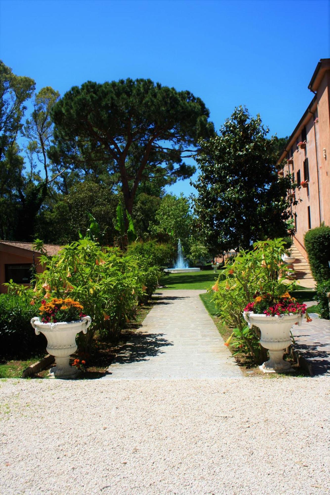 Hotel La Pineta Dei Liberti Lido dei Pini Esterno foto