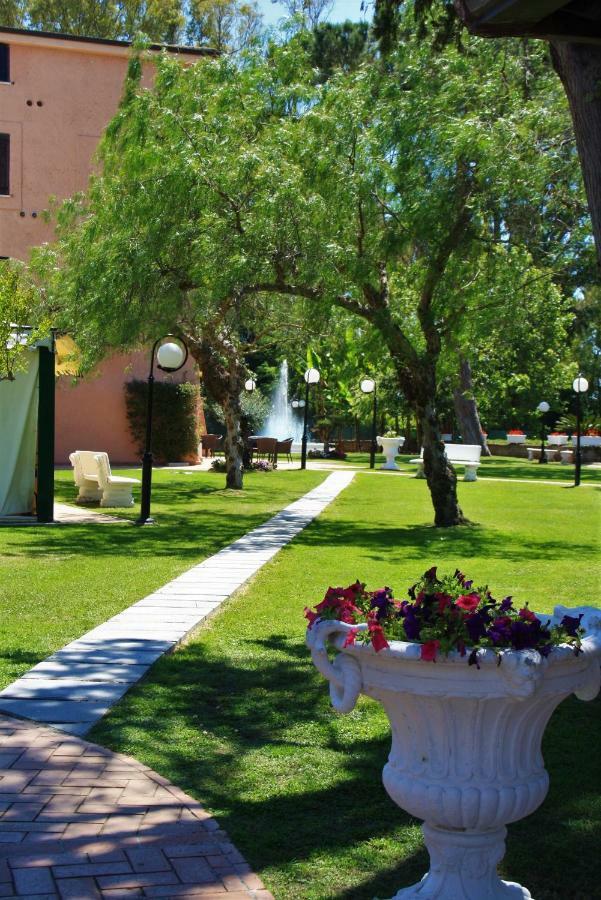 Hotel La Pineta Dei Liberti Lido dei Pini Esterno foto
