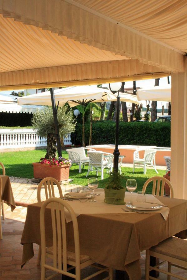 Hotel La Pineta Dei Liberti Lido dei Pini Esterno foto