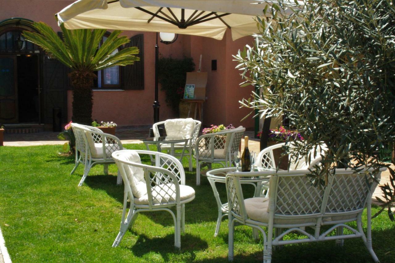 Hotel La Pineta Dei Liberti Lido dei Pini Esterno foto